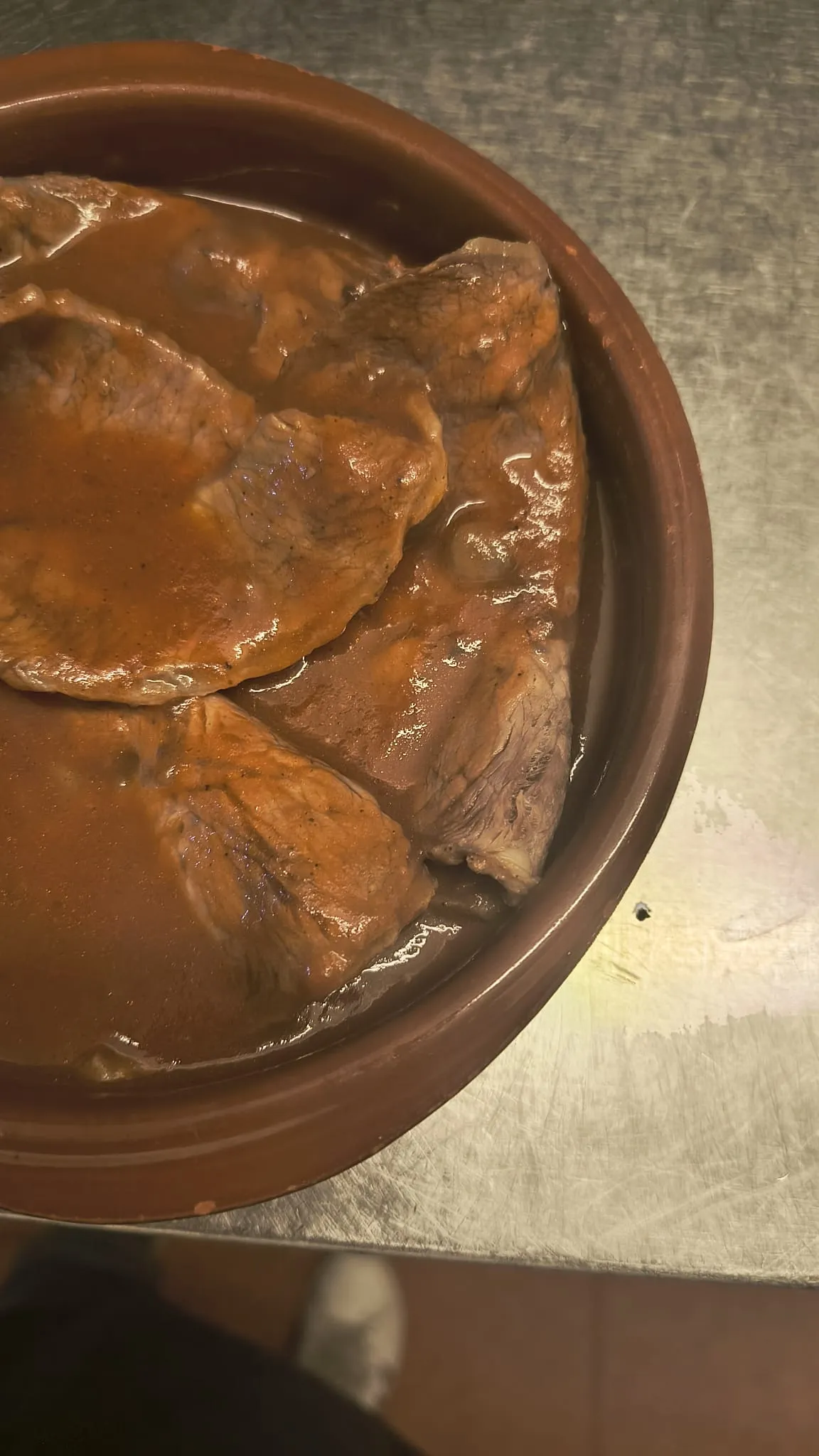 Carne in umido nel suo sugo, in un coccio
