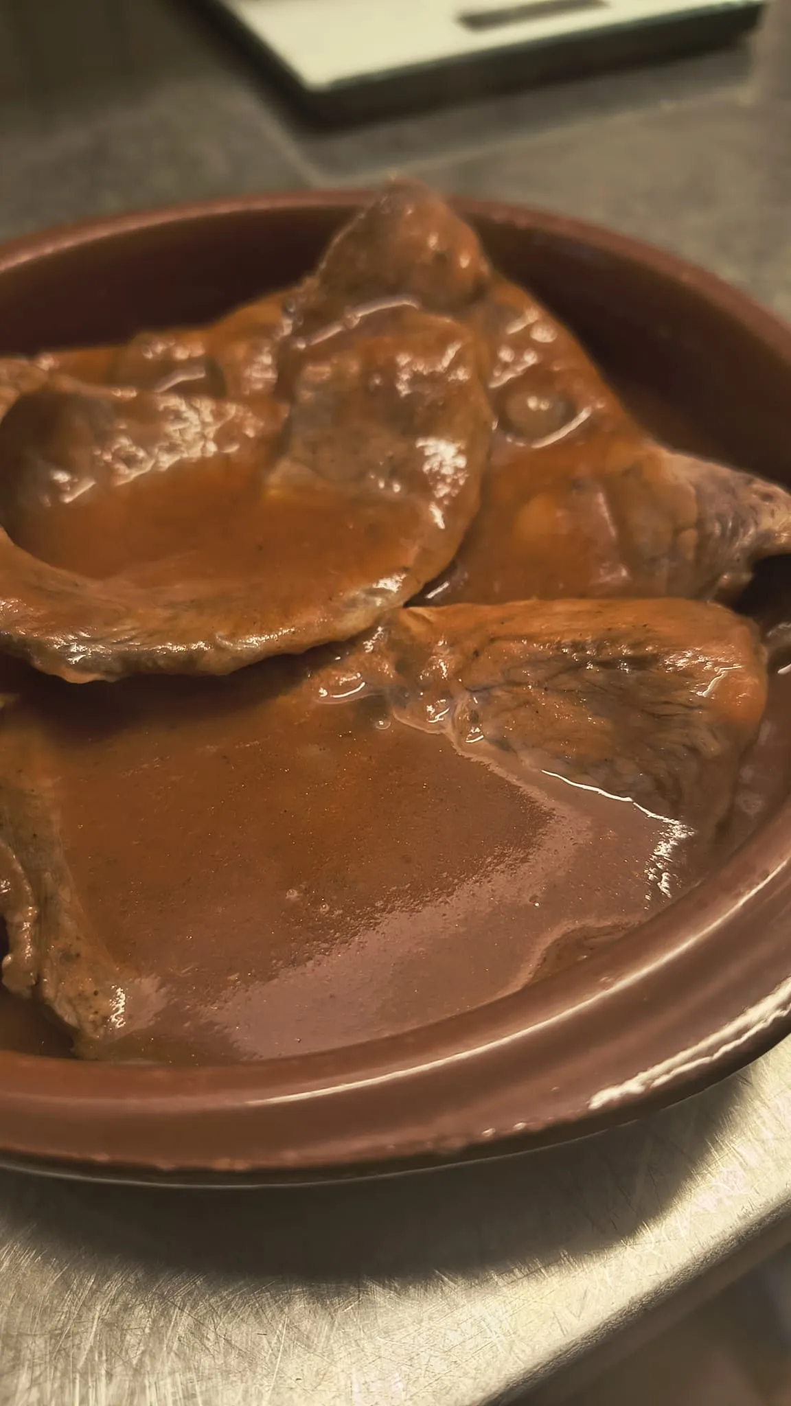 Secondo di carne nel suo sugo, in un coccio di terracotta