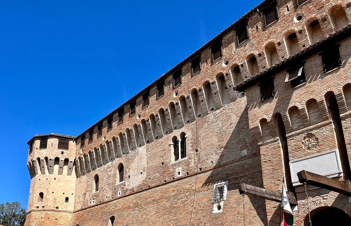 Le mura in mattoni della Rocca di Gradara