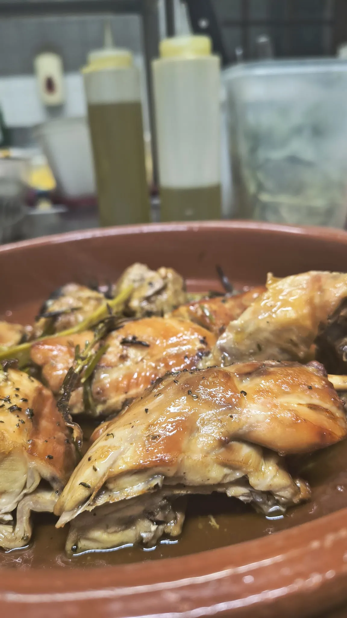 Carne arrosto con rosmarino in un coccio di terracotta
