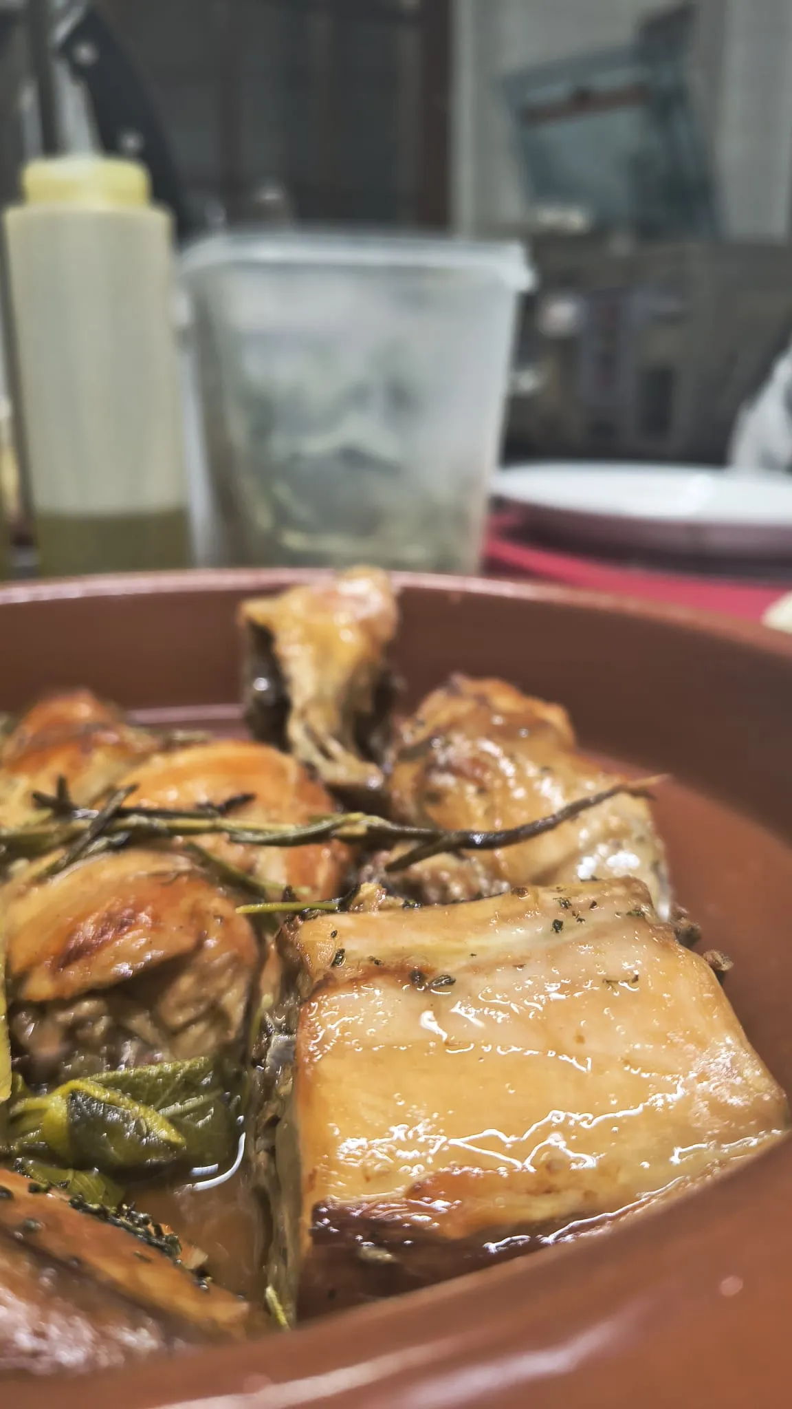 Coniglio arrosto in un coccio