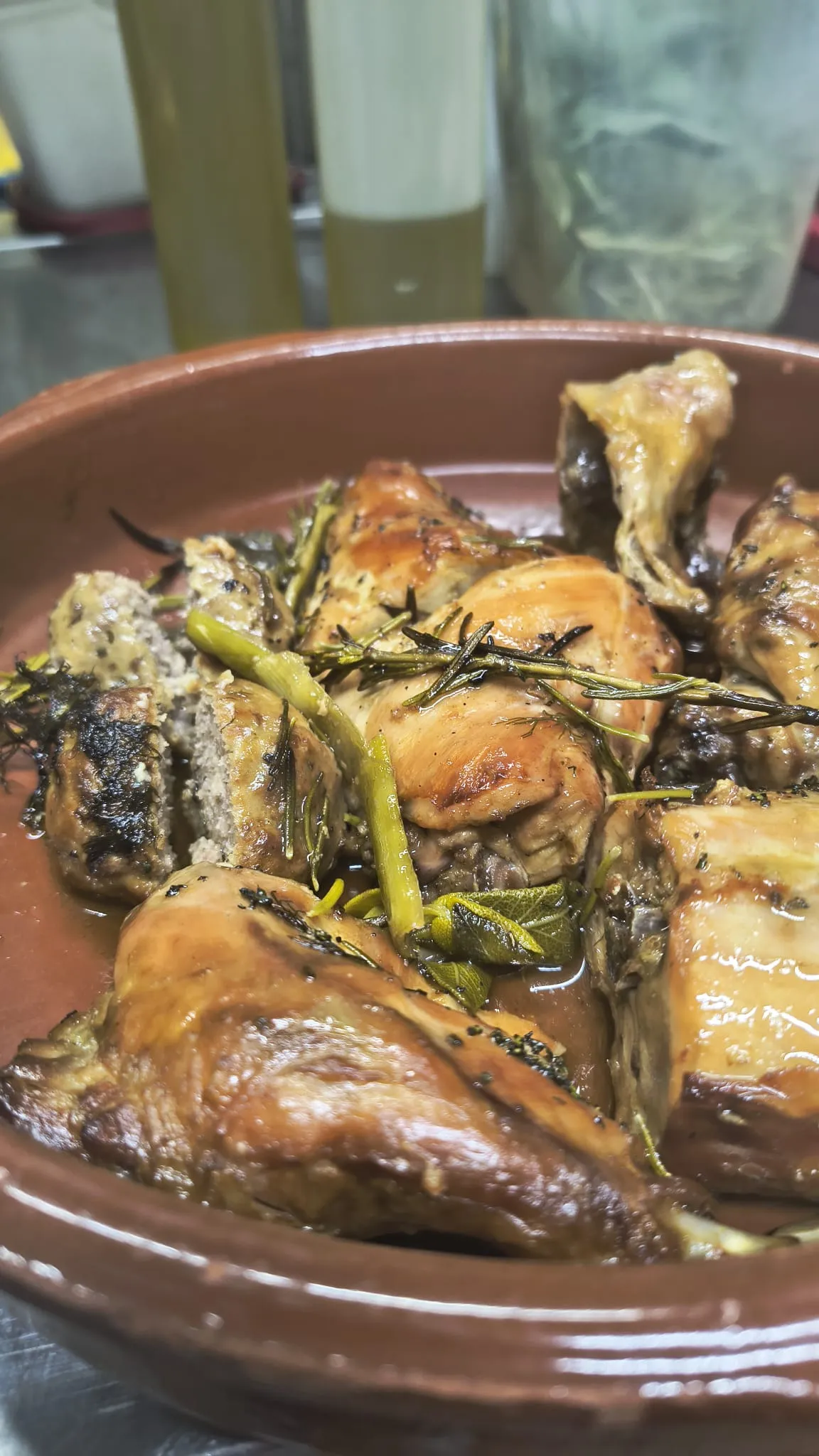 Coniglio arrosto con erbe aromatiche