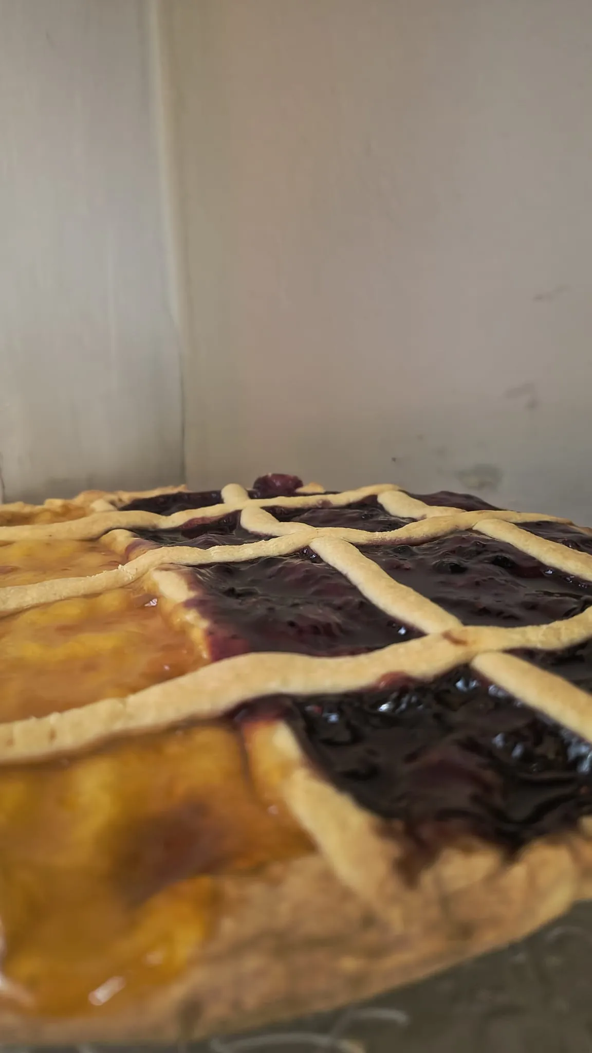 Crostata di marmellata con la tipica griglia di pasta frolla