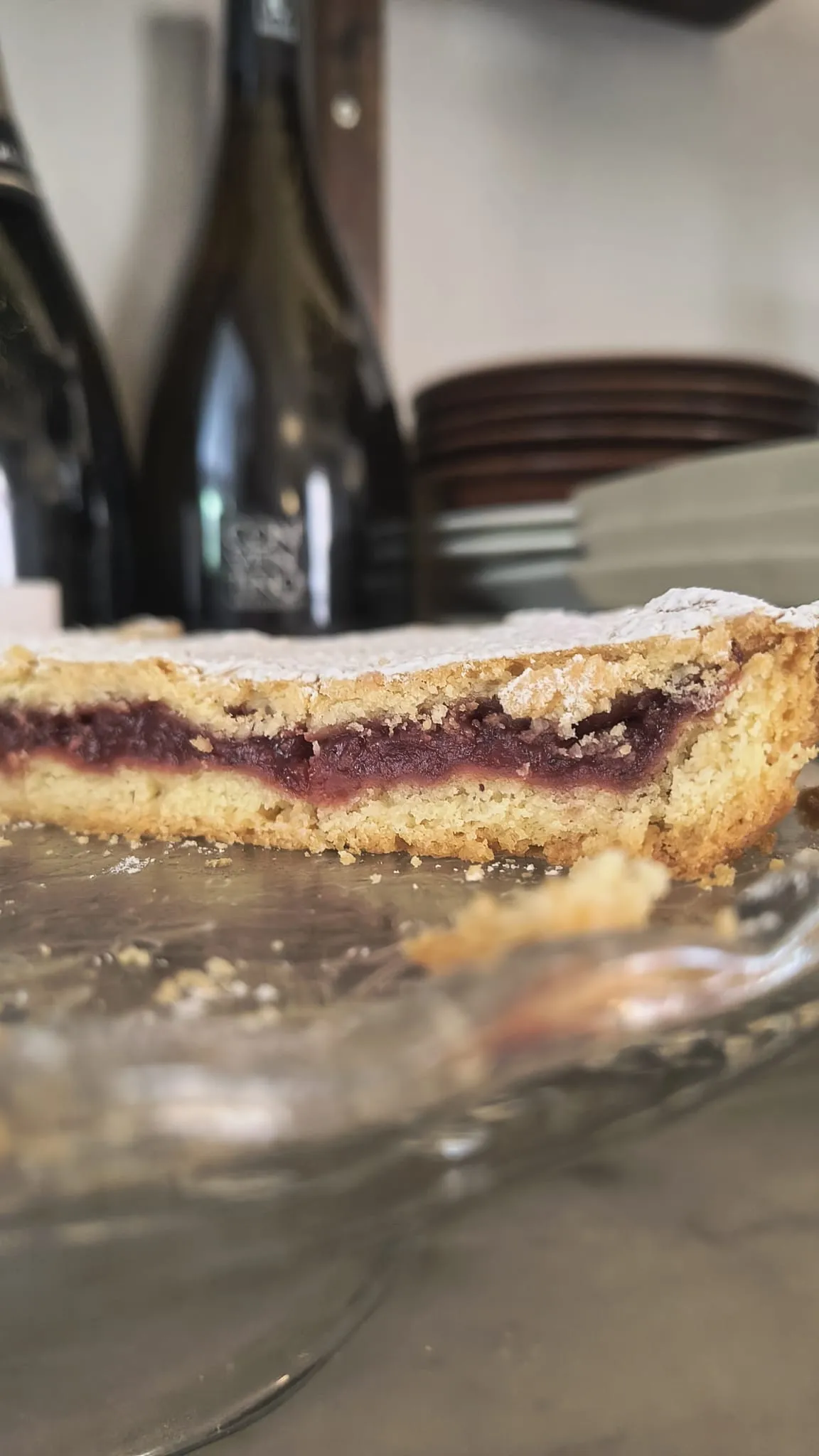 Una fetta di crostata con la marmellata di frutti rossi