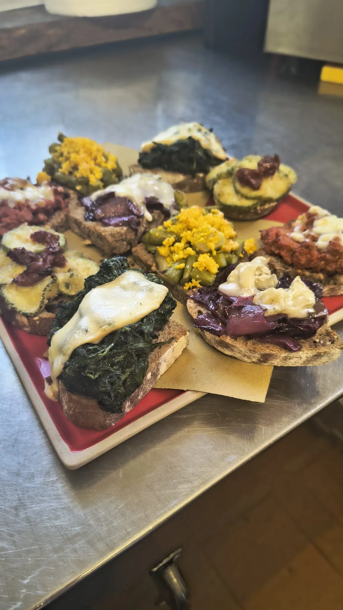 Crostini della casa con verdure e formaggi