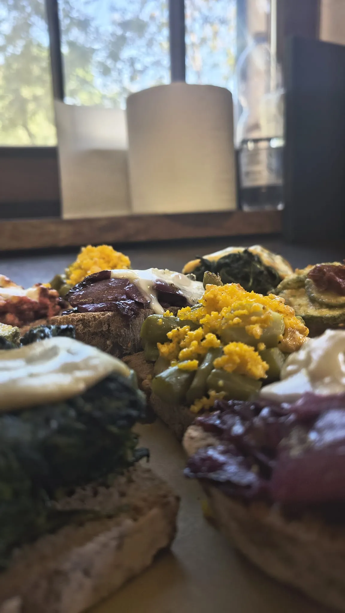 Vassoio di crostini colorati con spinaci, radicchio e formaggio