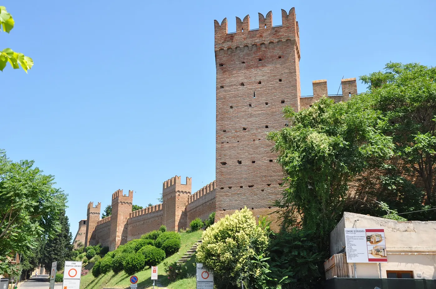 Le torri e le mura in mattoni di Gradara