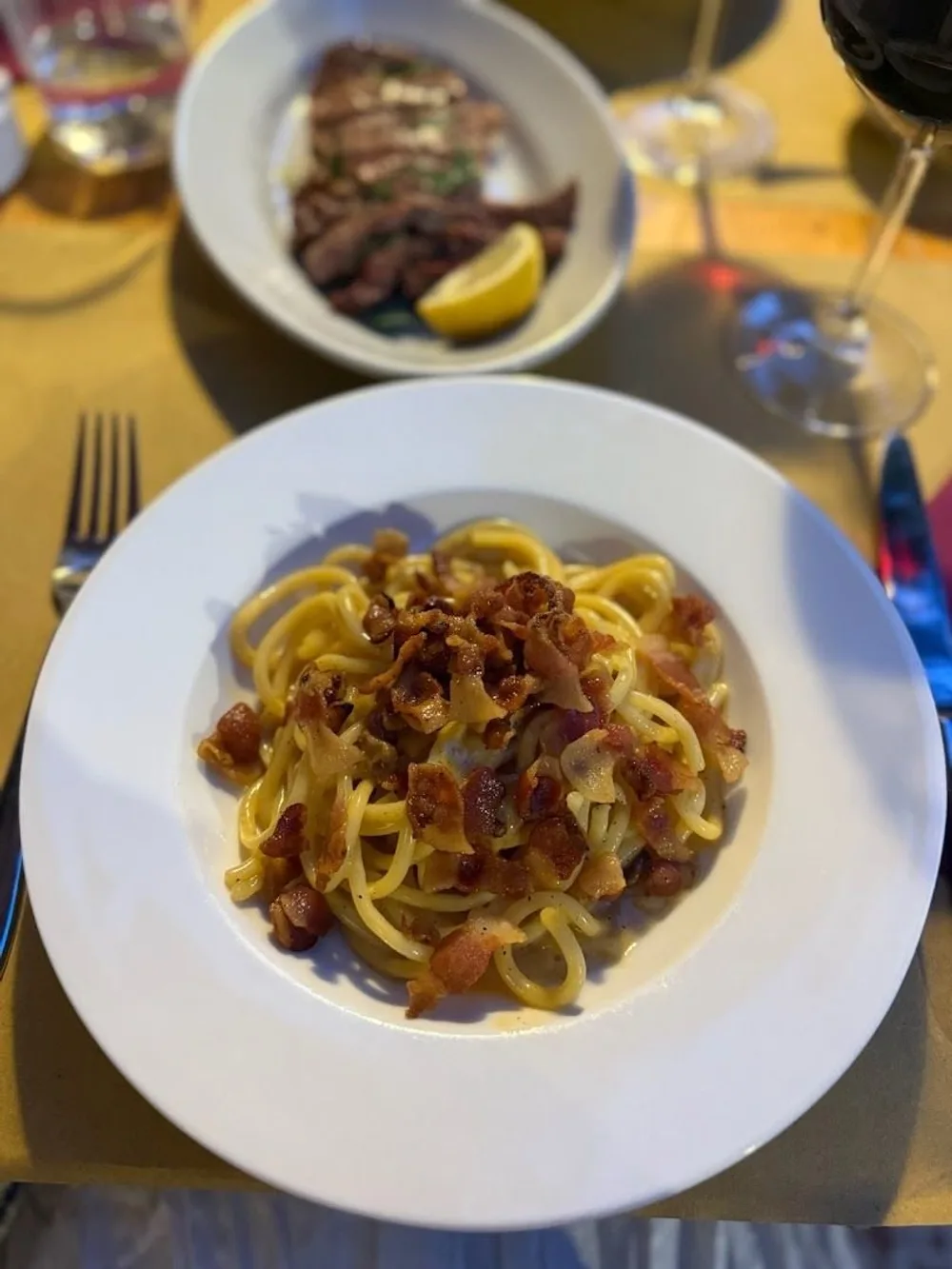 Piatto di spaghetti con guanciale croccante