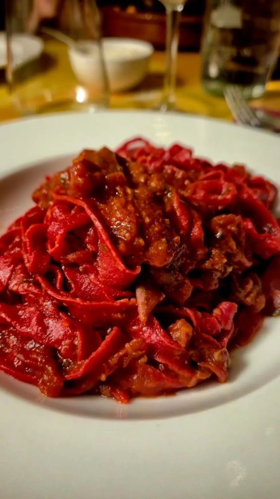 Piatto di tagliatelle rosse al ragù