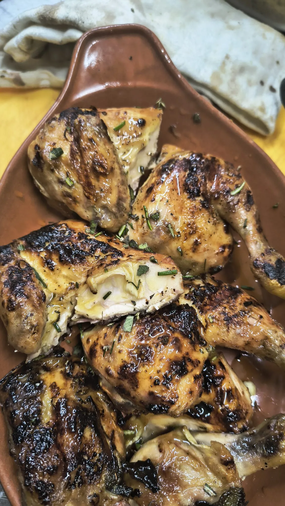 Pollo arrosto in una teglia di terracotta