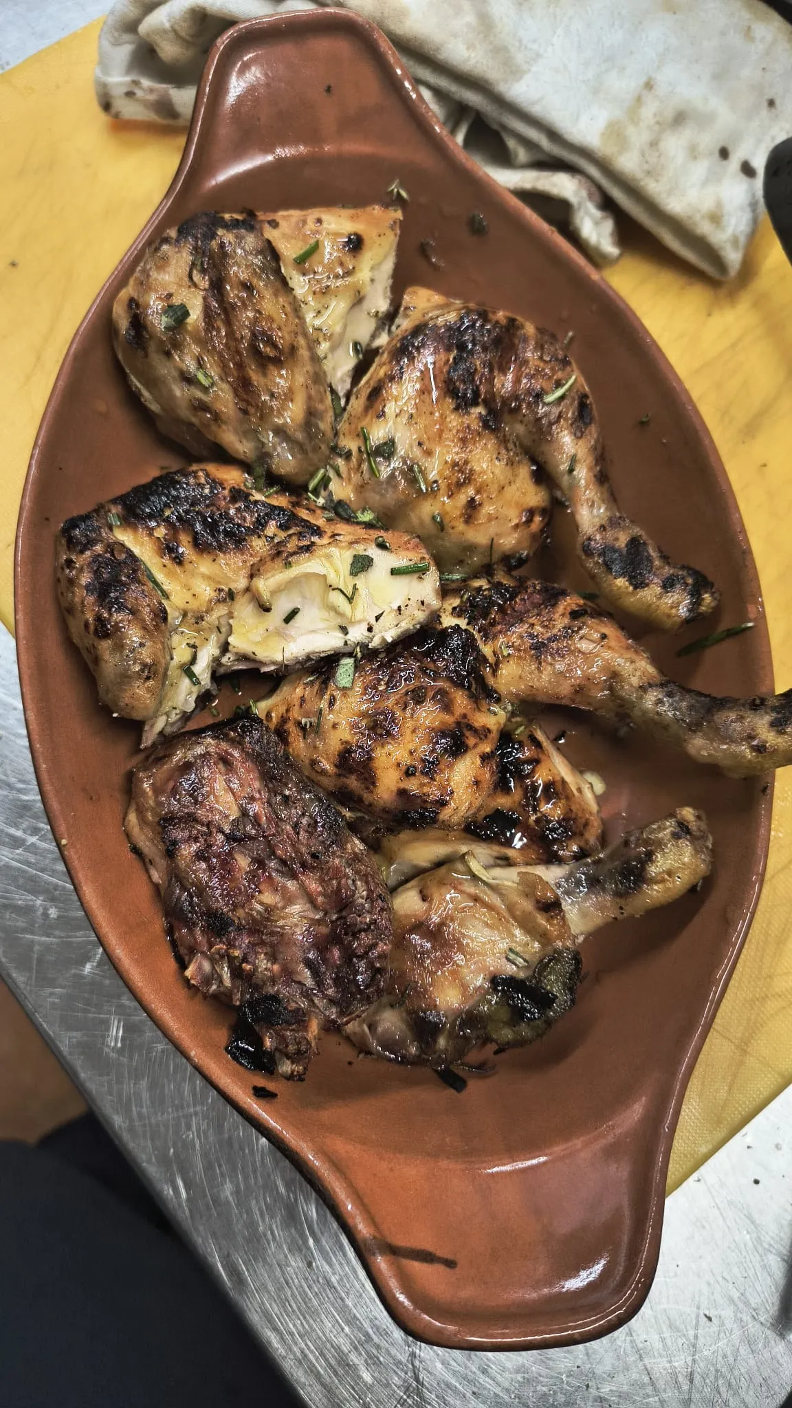 Pollo arrosto in una teglia ovale