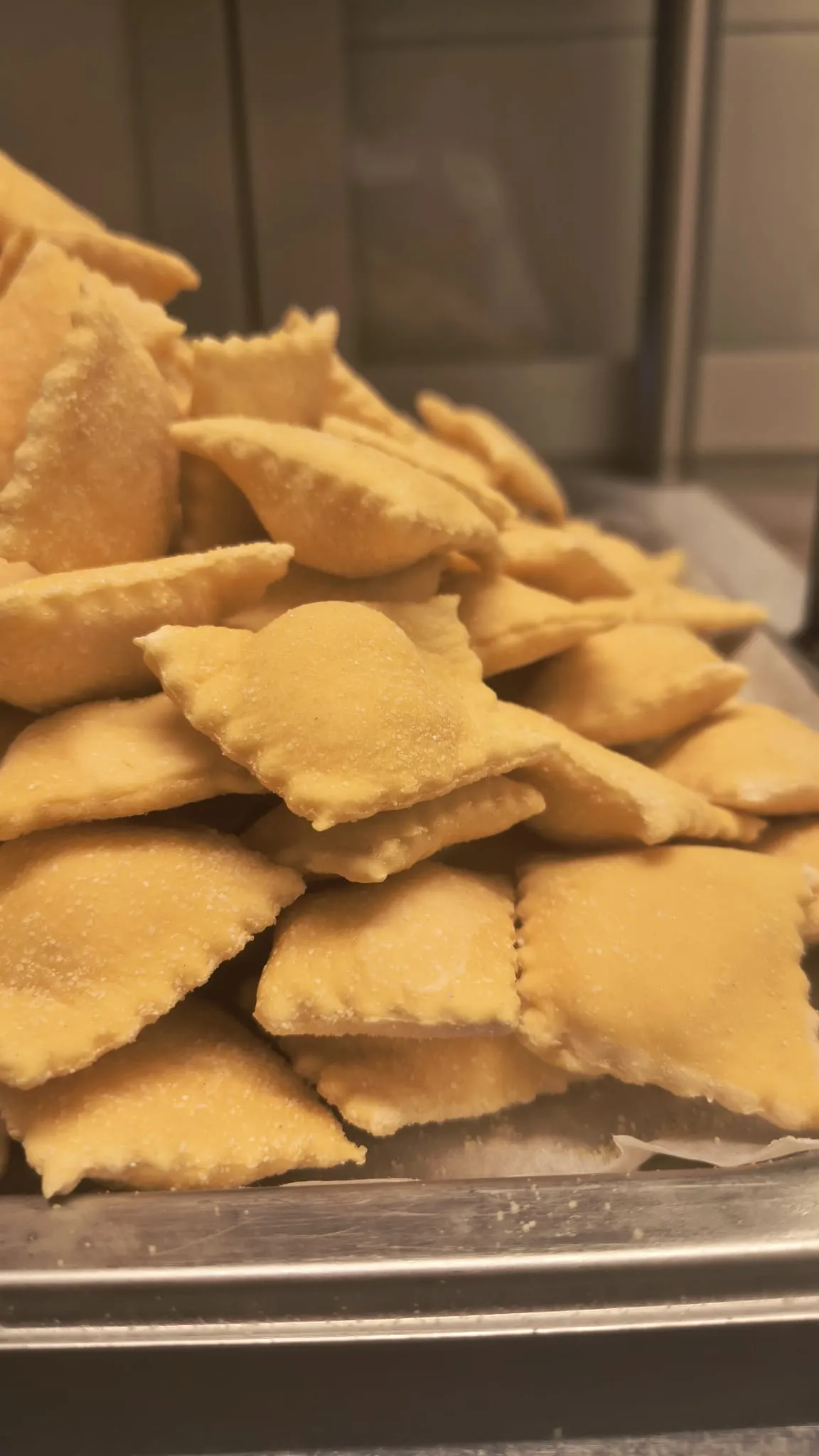 Una pila di ravioli freschi su un vassoio