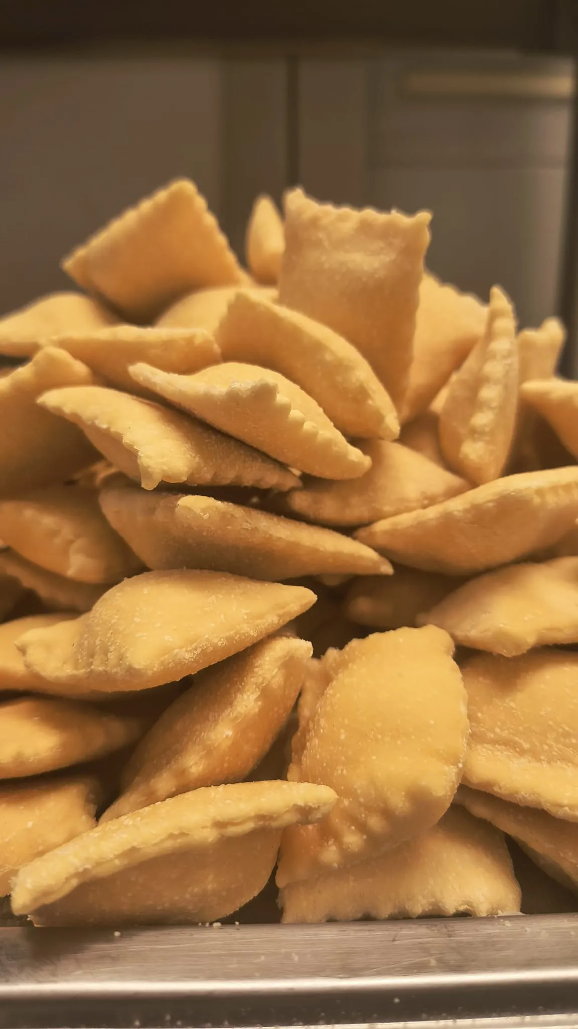 Ravioli freschi accatastati su un vassoio