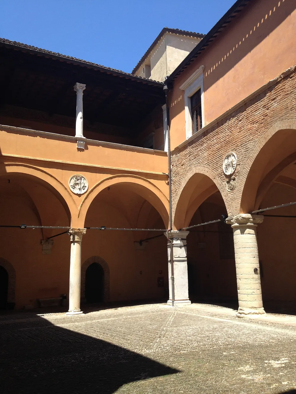 Il cortile interno con i portici della Rocca di Gradara