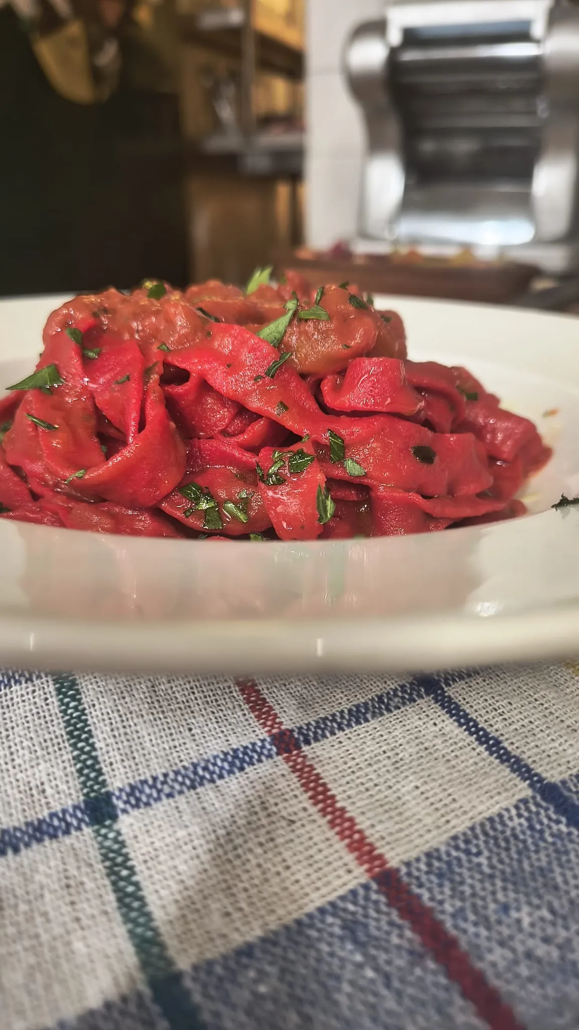 Primo piano di tagliatelle rosse con prezzemolo fresco
