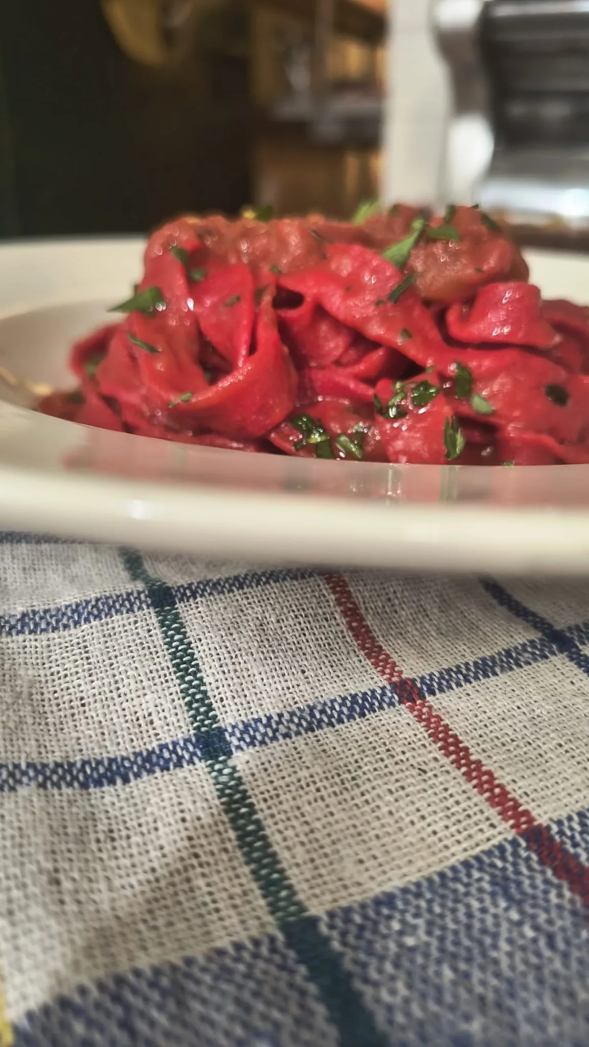 Tagliatelle rosse su un tovagliolo a quadri