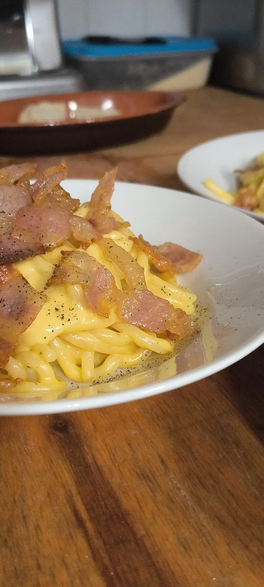 Pasta con guanciale croccante, appena impiattata