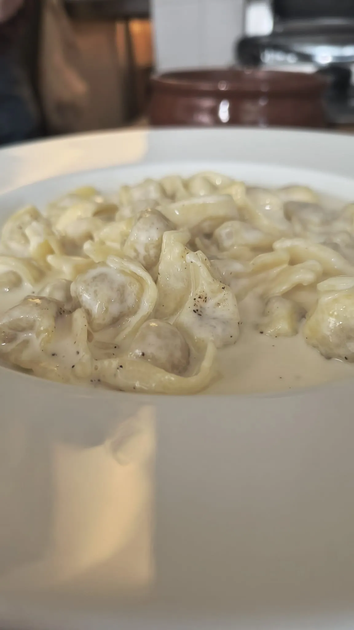 Tortelli in crema con una spolverata di pepe