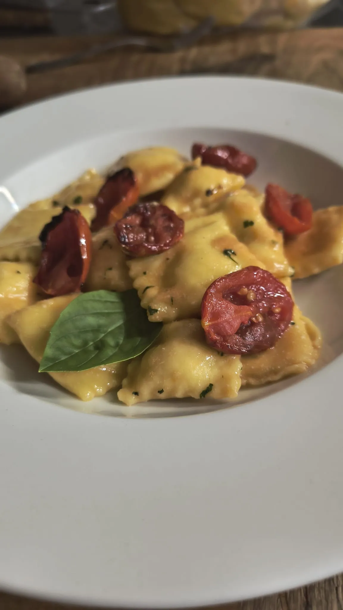 Tortelli con pomodori secchi e una foglia di basilico