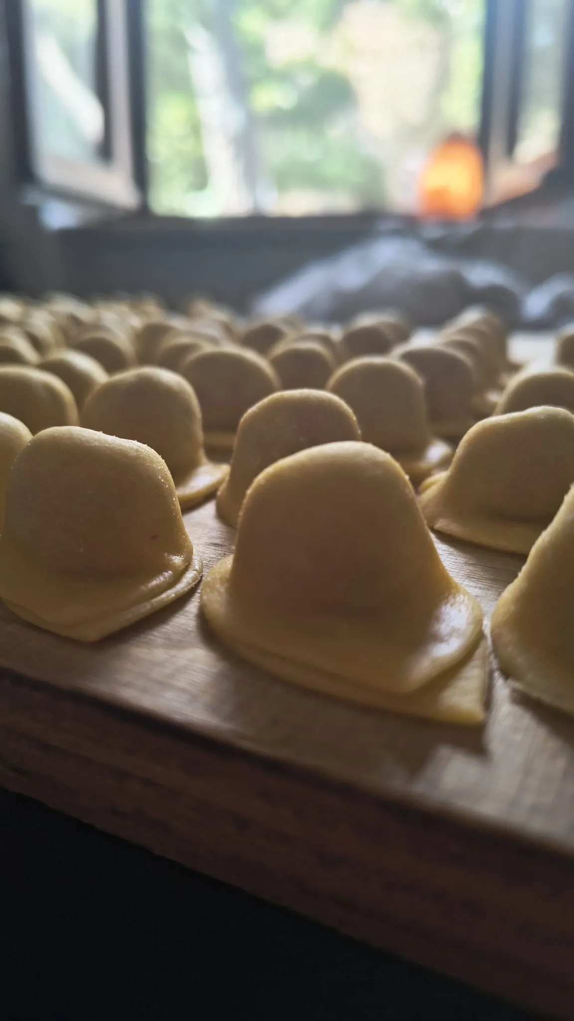 Tortelli ripieni sul tagliere di legno