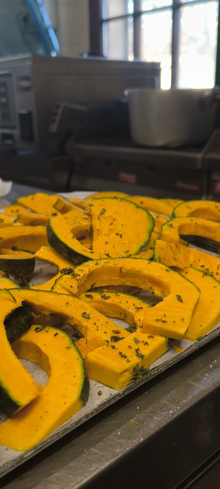Zucca arrosto dorata, appena uscita dal forno